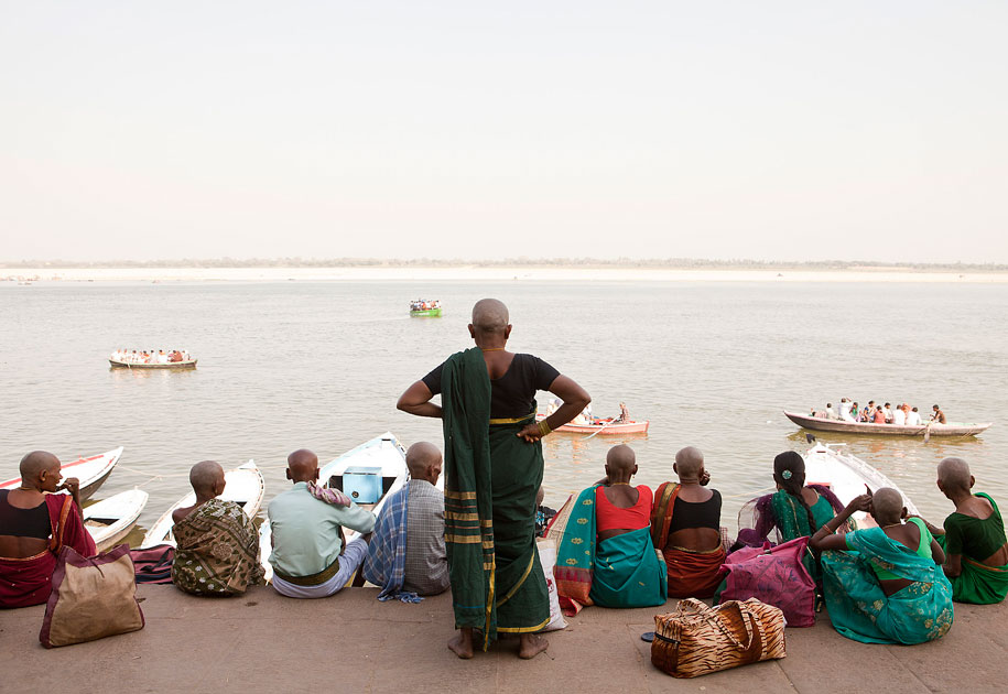 06_traveller.women.shaved.heads.ghats.ganga.varanasi.benares.india.jpg